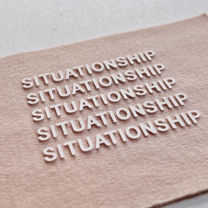 Caratteri semplici atmoferici alla moda personalizzabili del produttore originale in Silicone per etichette di abbigliamento - Product Image 2