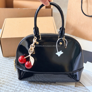 Bolso de Mano de PU Bicolor con Colgante de Cereza y Cremallera, Bolso de Hombro para Mujer, Bolso de Cuero Granulado Sabrina - Product Image 3