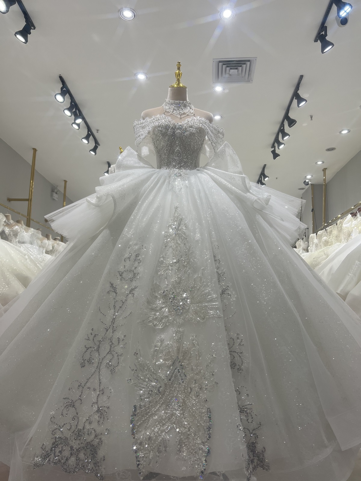 Elegant Wedding Dress - off-Shoulder Ball Gown with Lace