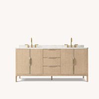 Meuble de salle de bain double vasque de luxe avec comptoir en pierre grise, robinets en bronze, poignées courbes et pieds coniques