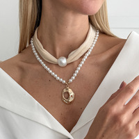 Collier ras du cou élégant pour femme avec pendentif creux en flanelle et perles d'imitation, accessoires de mode pour soirée