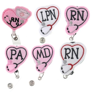 Porte-badge rétractable en feutre <span class=keywords><strong>rose</strong></span> médical en forme de cœur avec clip pour infirmière, stéthoscope, cadeau pour hôpital, accessoires de <span class=keywords><strong>bureau</strong></span> - Product Image 1