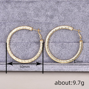 Orecchini a Cerchio Piatti da Donna Placcati in Oro con Texture a Scacchi in Rame, Gioielli alla Moda - Product Image 4