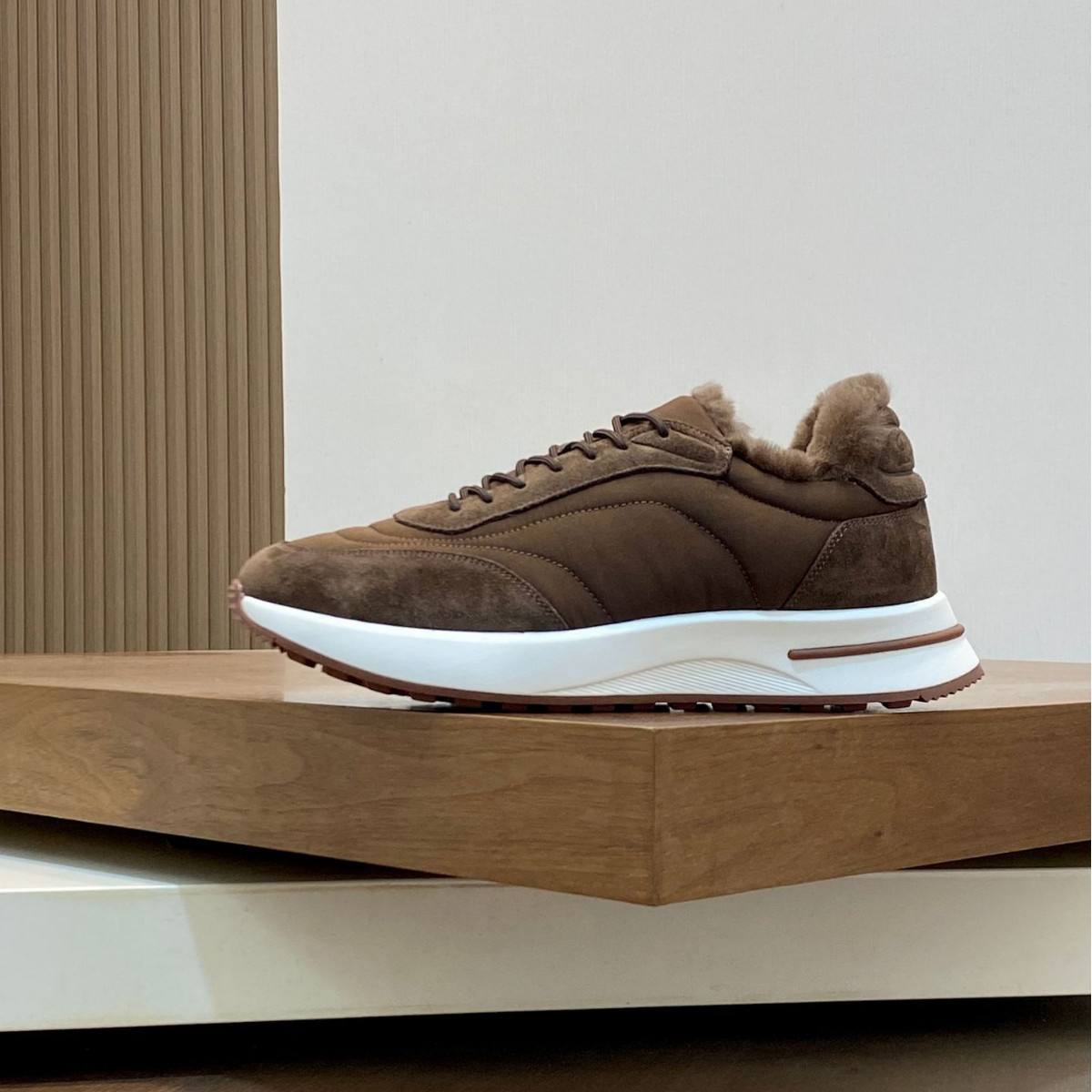 สีน้ำตาลเข้ม