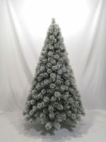 Sapin de Noël artificiel à aiguilles longues et givrées, avec des grappes de pin denses, pour une décoration intérieure hivernale
