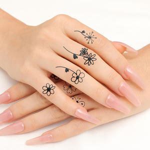 Autocollants de <span class=keywords><strong>tatouage</strong></span> temporaires de luxe pour le corps, les <span class=keywords><strong>bras</strong></span>, le maquillage, imperméables, à motif de petite fleur noire en forme d'étoile de dessin animé, vente en gros OEM - Product Image 4