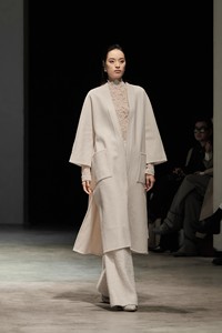 Nuevos Abrigos de Moda para Mujer: Abrigo Kimono AMELIE con Cinturón, Cachemira de Vietnam, Tejido Premium Cálido, Cierre con Cinturón Largo - Product Image 2
