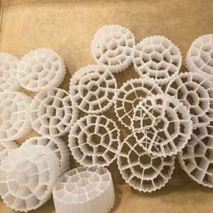 وسائط ترشيح عالية الكفاءة من البولي إيثيلين عالي الكثافة <span class=keywords><strong>K1</strong></span>، <span class=keywords><strong>K3</strong></span>، K4، K5 لأنظمة ترشيح محطات معالجة مياه الصرف الصحي، وحامل غشاء حيوي لنظام التهوية MBBR - Product Image 5