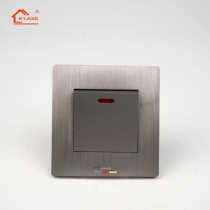 สวิตช์ติดผนังแบบขั้วเดียว Klass Budget 50 ชิ้น รุ่น UK 16A สีเทา ป้องกันไฟลุก พร้อมพอร์ต USB 2 ช่อง สำหรับผู้รับเหมา OEM/ปรับแต่งได้ - Product Image 2