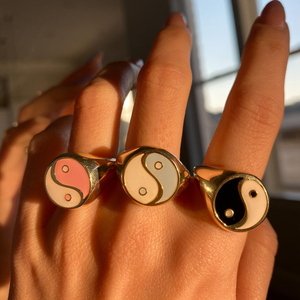 Anillo de ajuste para mujeres y hombres, joyería china de Tai ji, esmalte yin yang signet chapado en oro - Product Image 1