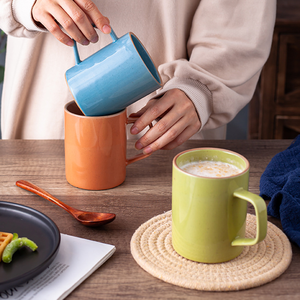 Mug en porcelaine rétro minimaliste avec glaçure de four, résistant aux hautes températures, compatible lave-vaisselle et micro-ondes, réutilisable, certifié BSCI, idéal comme cadeau d'affaires - Product Image 4
