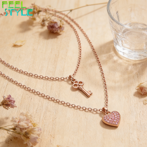 Collana a strati in acciaio inossidabile 316 placcato PVD oro spesso e colorato, con ciondolo a chiave vintage e cuore pavé di zirconi rosa 5A+ - Product Image 4