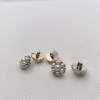 Boutons en alliage de zinc moulé sous pression 22L avec strass perlés et finition dorée électrolytique