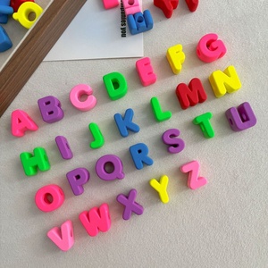 Perles lettres à grand trou de couleur unie néon pour le bricolage, perles alphabet anglais colorées en acrylique, vente en gros - Product Image 1