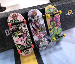 Planche à roulettes Pro édition limitée Année du Dragon 2024, concave profond/bas - Product Image 1