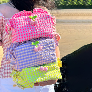 Venta al por mayor de las mujeres de playa bolsas de maquillaje de verano personalizado rosa de viaje con volantes acolchado Seersucker Gingham bolsa de cosméticos - Product Image 1