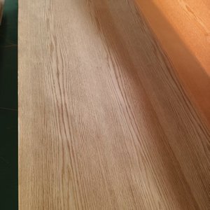 Embrassez le caractère naturel avec notre placage rustique de chêne rouge de catégorie. Ses nœuds et ses stries minérales ajoutent un charme chaleureux et authentique - Product Image 4