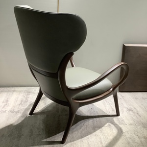 <span class=keywords><strong>Fauteuil</strong></span> d'appoint ergonomique de style Mid-Century avec dossier haut, structure en bois courbé couleur noyer et revêtement en cuir vert <span class=keywords><strong>sauge</strong></span> pour espace résidentiel - Product Image 2