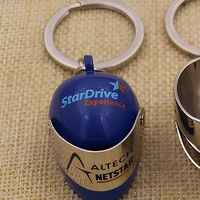 Porte-clés de casque de moto en alliage de zinc personnalisé, moulé sous pression 3D, plaqué or, logo émaillé, anneau métallique