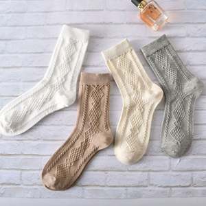 Nouvelles chaussettes tube blanches personnalisées pour femme, collection automne-hiver, vente en gros, absorbantes, anti-transpiration, couleur unie, tricotées - Product Image 4