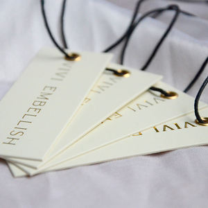 Étiquettes suspendues personnalisées en carton écologique de luxe pour vêtements, sacs et chaussures, design épais, conception pivotante, avec artwork inclus gratuit - Product Image 4