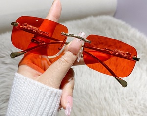 משקפיים שקופים ללא מסגרת רטרו מרובעת משקפי שמש להגנה מפני Uv לנשים וגברים - Product Image 3