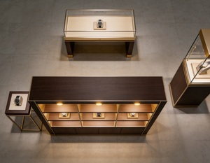 Set di Vetrine Espositive per Orologi di Lusso Personalizzate, Vetrina in Legno Scuro e Metallo Dorato con LED per Boutique di Orologi di Alta Gamma - Product Image 4