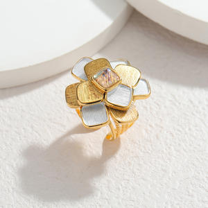 Nouvelle bague fleur tridimensionnelle en acier inoxydable plaqué <span class=keywords><strong>or</strong></span> 18 carats, design polyvalent et tendance, <span class=keywords><strong>bijoux</strong></span> de seconde main, collection 2026 à succès - Product Image 4