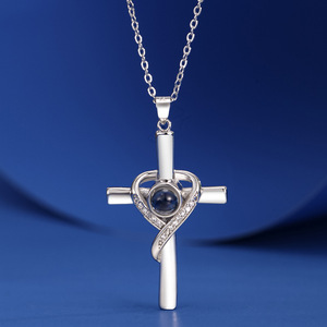 L015 Vente en gros de colliers <span class=keywords><strong>croix</strong></span> avec photo personnalisée, pendentif avec projection en 100 langues, collier je t'aime, colliers de bijoux de mode - Product Image 5
