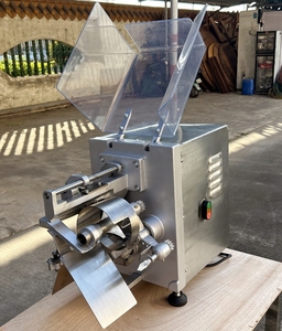 Petite machine de découpe automatique électrique 3 en 1 pour enlever les noyaux de pommes et les poires - Product Image 5