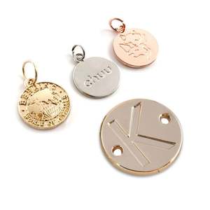 Etiqueta de Nombre Grabada en Metal Pequeña con Logotipo Personalizado, Parche con Gancho para Llavero - Product Image 4