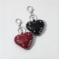 Breloque de sac en cuir PU style rétro punk cœur avec rivets métalliques, surpiqûres contrastées et fermoir mousqueton, pendentif de sac à main et porte-clés
