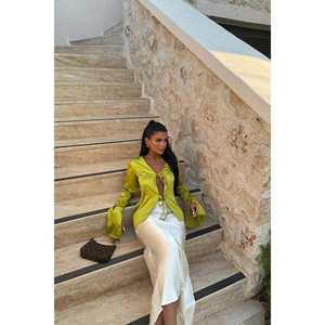 Blusa de Satén Verde Oliva, Tejido Transpirable, Decoración con Botones, Logotipo Personalizado Disponible, Tallas XL 4XL para Primavera y Otoño - Product Image 3