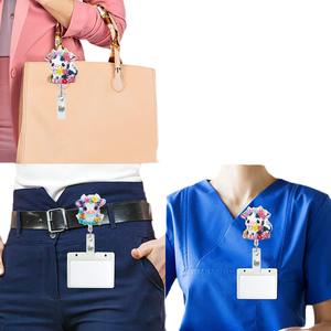Su misura all'ingrosso nuovo colore acrilico elefante mucca animale fiore distintivo porta bobina per infermiere studente accessori con Clip - Product Image 5