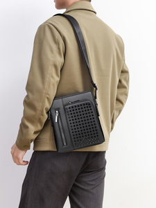 Nouveau sac messager pour homme en PU style streetwear avec décoration rivetée, fermeture éclair, sangle réglable, grande taille, utilisation quotidienne toutes saisons - Product Image 3
