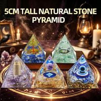 Pyramide d'énergie en pierre naturelle scellée de résine de style mixte avec intérieur en feuille d'or pour cadeau spirituel et décoration de salle de yoga