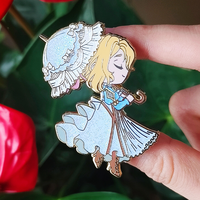 Broches personnalisées en verre teinté sur le thème de l'anime et du dessin animé, de qualité supérieure, plaquées or, émail dur, avec breloque rose