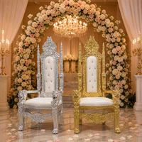 Chaise de trône royale pour roi et reine, dossier haut, ornée de sculptures, cadre doré et argenté, coussin capitonné pour la décoration de mariage, de fête ou d'événement