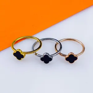 Bague noire ins bei clover, un peu pure et fraîche et style han edition, le design des bagues