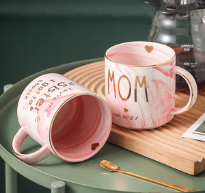 Mug en céramique rose imitation marbre en gros |   Bordure dorée de luxe |   Logo et texte personnalisés |   Mignonne tasse cadeau pour la fête des mères, idéale pour les achats en gros - Product Image 3