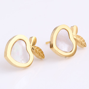 Boucles d'oreilles en forme de pomme, dorées avec incrustation de coquillage, pour occasion spéciale - Product Image 5