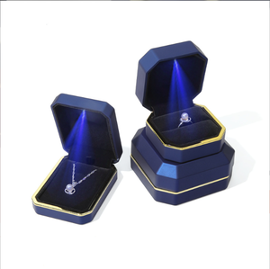 Caja de Joyería Octogonal de Lujo con Luces LED, Caja de Almacenamiento para Anillos, Colgantes y Collares, Diseño Blanco, Etiquetas Adhesivas con Logotipo - Product Image 4