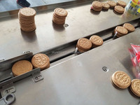Ligne d'empilage et d'emballage automatique Machine à emballer horizontale à flux d'oreiller pour barre de chocolat et gaufrette Boulangerie