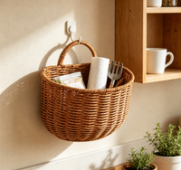 Panier suspendu semi-circulaire en rotin plastique durable avec structure en fer, idéal pour le rangement dans la cuisine, le salon, le balcon et la salle de bain