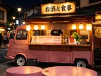 Vintage Retro Citroen elektrische mobiele foodtruck-aanhangwagen met commerciële soft serve ijsmachine in Bali Beach