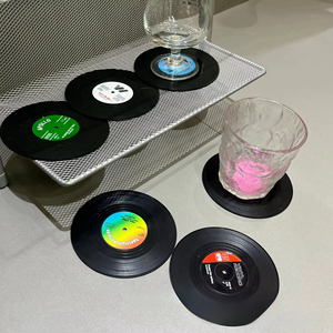 Ensemble cadeau fantaisie personnalisé : Sous-verres rétro en forme de CD (lot de 6) pour la décoration murale et de table, idéal pour café, thé, bière, bar et fêtes - Product Image 4