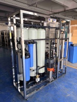 Système de purification d'eau RO commercial 500 LPH CE ISO9001, dessalement à 99 %, SS304, auto-nettoyage pour hôtels, usines de boissons, OEM ODM
