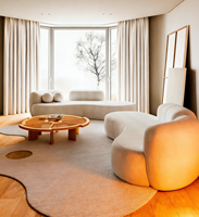 Canapé modulaire incurvé de luxe en cuir PU crème, style moderne et minimaliste, avec coussins ronds, pour salon, centre commercial et hôtel