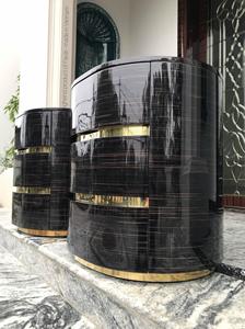 โต๊ะข้างเตียงทรงกลมทันสมัยพร้อมลิ้นชัก 2 ช่อง ตกแต่งด้วยไม้สีดำและลายทอง เฟอร์นิเจอร์ห้องนอน - Product Image 2