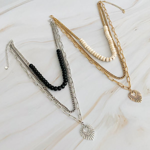 Collana a strati con cuore dorato e perline in resina - Product Image 4